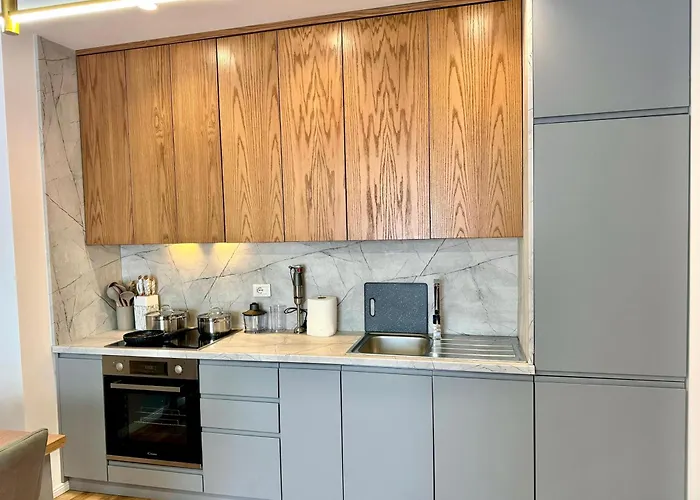 Golden * Тирана